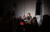 Lisa Zander spricht zum Publikum.